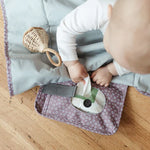 Die Wickelunterlage Blume Berry ist kompakt und praktisch für unterwegs. Mit integrierten Taschen bietet sie Platz für Windeln und Pflegeartikel, sodass alles griffbereit ist. Sie lässt sich einfach am Handgelenk oder Kinderwagen befestigen und nach Gebrauch platzsparend zusammenfalten. So sind Sie jederzeit bestens vorbereitet.