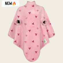 Das Lätzchen „Boo“ hält Kinder trocken – dank wasserfestem Brustbereich und weichem Frottee. Es bietet viel Bewegungsfreiheit, wächst mit von 6 Monaten bis 4 Jahren und spart Eltern Zeit beim Waschen. Aus 100 % OEKO-Tex Baumwolle, pflegeleicht und frei von Schadstoffen. Ein praktischer und nachhaltiger Begleiter für kleine Abenteurer!