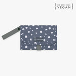 Die Wickelunterlage mit blauen Punkten ist ideal für unterwegs. Sie lässt sich einfach am Handgelenk oder Kinderwagen befestigen und bietet dank Innentaschen Platz für Windeln und Pflegeartikel. Nach Gebrauch wird sie kompakt zusammengefaltet, sodass Du jederzeit schnell und hygienisch wickeln kannst.