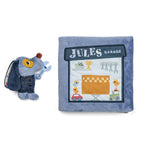 Dieses Aktivitätsbuch begleitet Kleinkinder ab 12 Monaten spielerisch in Jules' Garage. Mit liebevollen Illustrationen und einem kleinen Hundeplüschtier entdecken Kinder verschiedene Fahrzeuge und lernen, wie man sie repariert. Das raschelnde Papier und die Klappen fördern Neugier, Motorik und Fantasie. Waschbar bei 30° und aus recyceltem Polyester gefertigt, bietet es eine sichere und nachhaltige Beschäftigung für die Kleinsten. Ideal für gemeinsame Lern- und Kuschelzeiten.