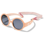 Die Hippie  - Peach ist eine preisgekrönte Kindersonnenbrille mit flexiblem Rahmen und verstellbarem Band für optimalen Sitz. Sie bietet 100% UV400-Schutz, ist bruchsicher, leicht und aus schadstofffreiem Material. Ideal für unbeschwerten Sonnenspaß und nachhaltig verpackt.