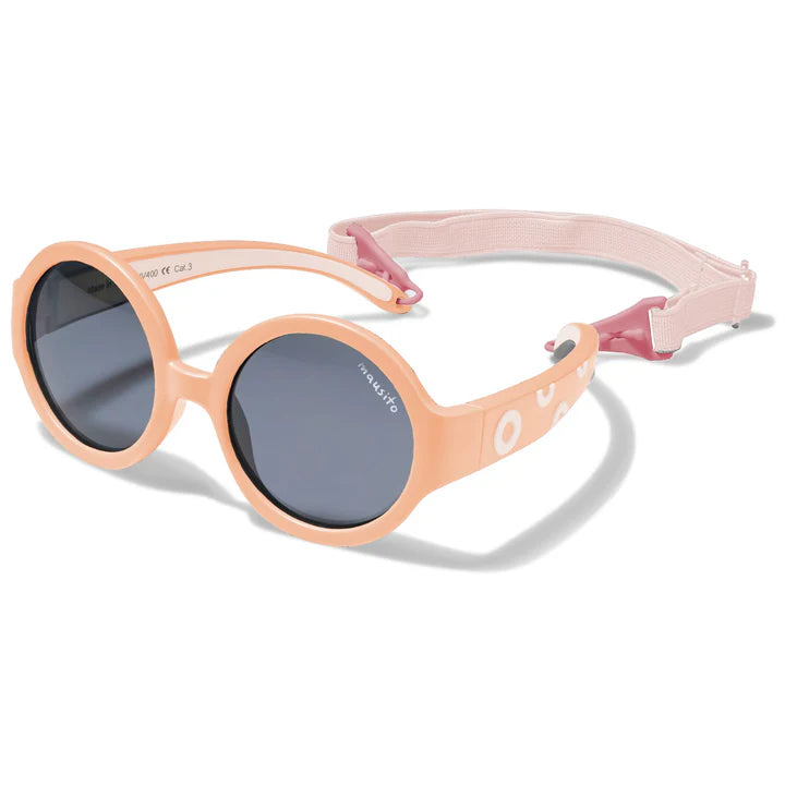 Die Hippie  - Peach ist eine preisgekrönte Kindersonnenbrille mit flexiblem Rahmen und verstellbarem Band für optimalen Sitz. Sie bietet 100% UV400-Schutz, ist bruchsicher, leicht und aus schadstofffreiem Material. Ideal für unbeschwerten Sonnenspaß und nachhaltig verpackt.