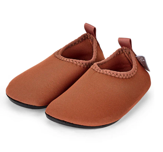 Diese einfarbigen Badeschuhe bieten sicheren Halt dank rutschfester Sohle und sind schnell trocknend für hohen Tragekomfort. Die Schlupfform mit elastischem Bund sorgt für einfaches An- und Ausziehen sowie perfekten Sitz. Leicht und vielseitig, ideal für Strand, Garten und Wassersport.