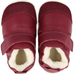 Diese Schuhe von BOBUX verbinden hochwertiges Design mit funktionaler Kinderschuhtechnologie. Die Schuhe sind speziell entwickelt, um wachsende Kinderfüße optimal zu unterstützen und bieten dabei hohe Atmungsaktivität sowie flexible Laufsohlen für natürlichen Bewegungsablauf. Mit robusten Materialien und sorgfältiger Verarbeitung garantieren sie Komfort und Langlebigkeit im Alltag. Ideal für Kinder, die draußen aktiv sind und dabei auf sichere, gesunde Schuhwerk setzen.