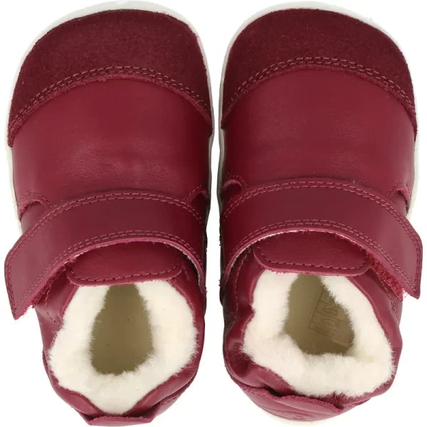 Diese Schuhe von BOBUX verbinden hochwertiges Design mit funktionaler Kinderschuhtechnologie. Die Schuhe sind speziell entwickelt, um wachsende Kinderfüße optimal zu unterstützen und bieten dabei hohe Atmungsaktivität sowie flexible Laufsohlen für natürlichen Bewegungsablauf. Mit robusten Materialien und sorgfältiger Verarbeitung garantieren sie Komfort und Langlebigkeit im Alltag. Ideal für Kinder, die draußen aktiv sind und dabei auf sichere, gesunde Schuhwerk setzen.