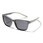 Die „The Boho L“ Kindersonnenbrille bietet 100% UV400-Schutz und ist speziell für aktive Kinder entwickelt. Sie ist leicht, bruchsicher, wasserfest und aus schadstofffreiem Material gefertigt – ideal für Sonne und Spielplatz. Nachhaltige Verpackung inklusive.