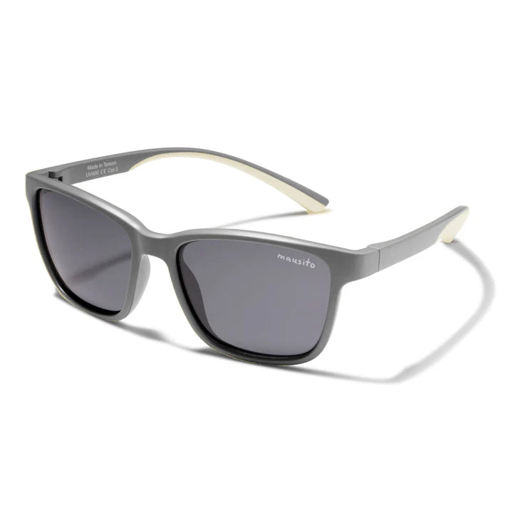 Die „The Boho L“ Kindersonnenbrille bietet 100% UV400-Schutz und ist speziell für aktive Kinder entwickelt. Sie ist leicht, bruchsicher, wasserfest und aus schadstofffreiem Material gefertigt – ideal für Sonne und Spielplatz. Nachhaltige Verpackung inklusive.