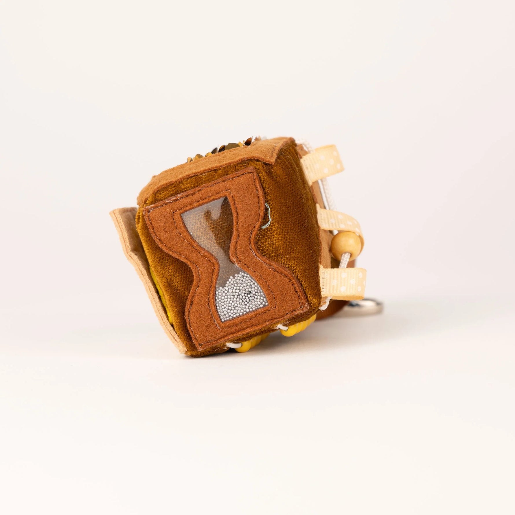 Der Calmi Cube „Yelli" von Jolly Design ist dein perfekter Begleiter für stressfreie Momente. Mit wechselnden Pailletten, magnetischer Schmetterlingsklappe, Perlen-Sanduhr und Fädelspiel bietet er vielfältige sensorische Erfahrungen. Ideal zum Entspannen und Fokussieren – für Schule, Arbeit oder unterwegs. Der handliche Würfel mit Karabiner passt überall hin und hilft, innere Unruhe zu bewältigen.