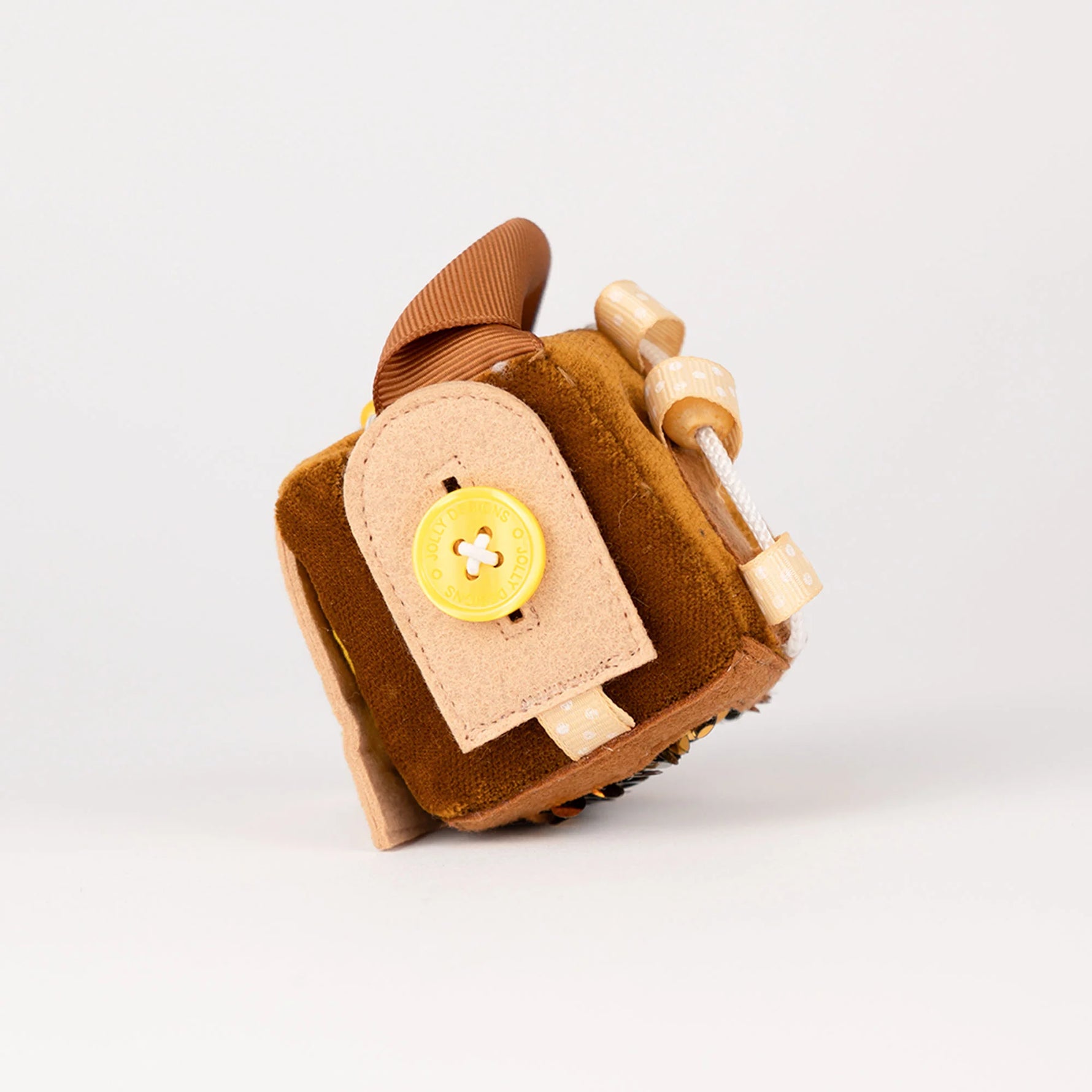 Der Calmi Cube „Yelli" von Jolly Design ist dein perfekter Begleiter für stressfreie Momente. Mit wechselnden Pailletten, magnetischer Schmetterlingsklappe, Perlen-Sanduhr und Fädelspiel bietet er vielfältige sensorische Erfahrungen. Ideal zum Entspannen und Fokussieren – für Schule, Arbeit oder unterwegs. Der handliche Würfel mit Karabiner passt überall hin und hilft, innere Unruhe zu bewältigen.