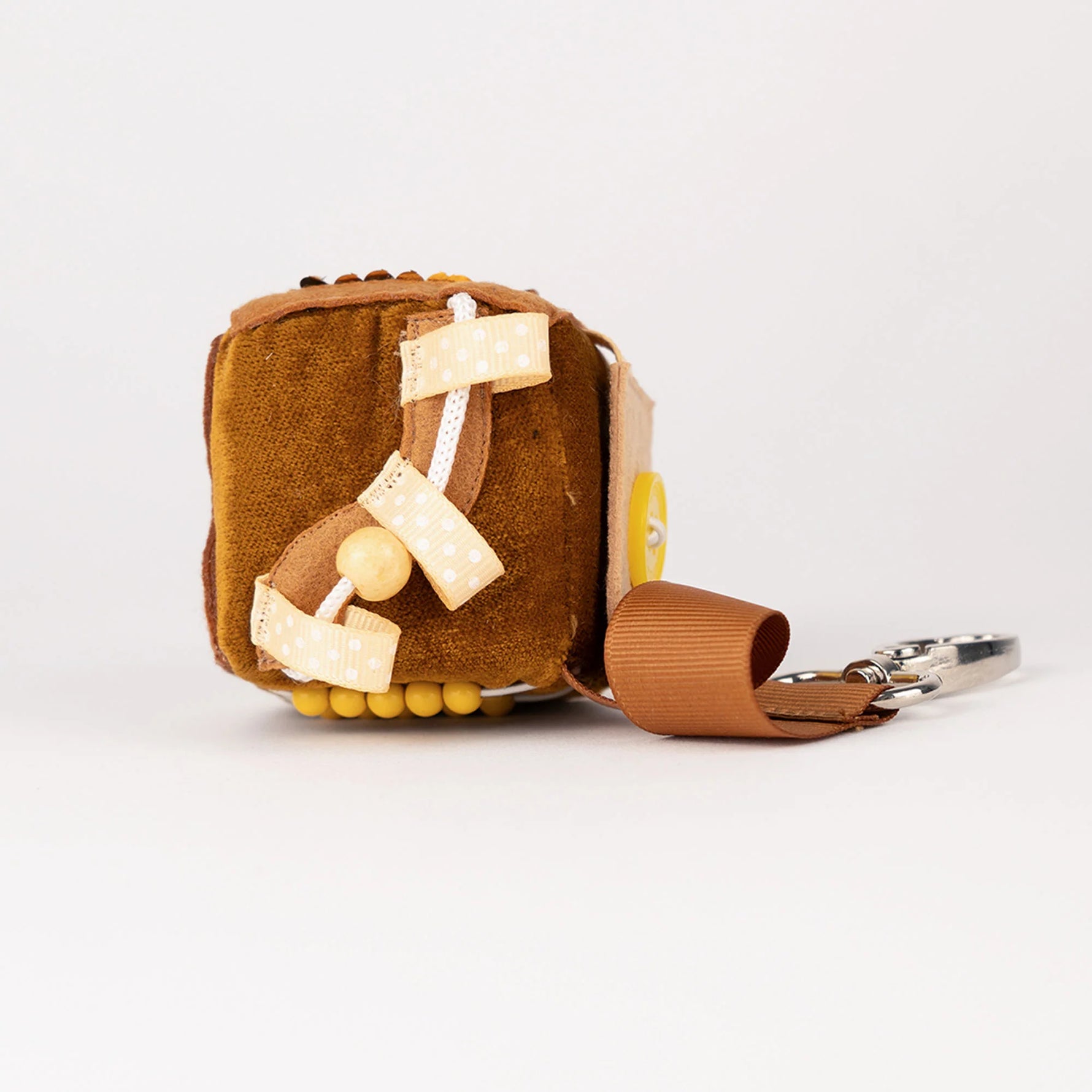 Der Calmi Cube „Yelli" von Jolly Design ist dein perfekter Begleiter für stressfreie Momente. Mit wechselnden Pailletten, magnetischer Schmetterlingsklappe, Perlen-Sanduhr und Fädelspiel bietet er vielfältige sensorische Erfahrungen. Ideal zum Entspannen und Fokussieren – für Schule, Arbeit oder unterwegs. Der handliche Würfel mit Karabiner passt überall hin und hilft, innere Unruhe zu bewältigen.