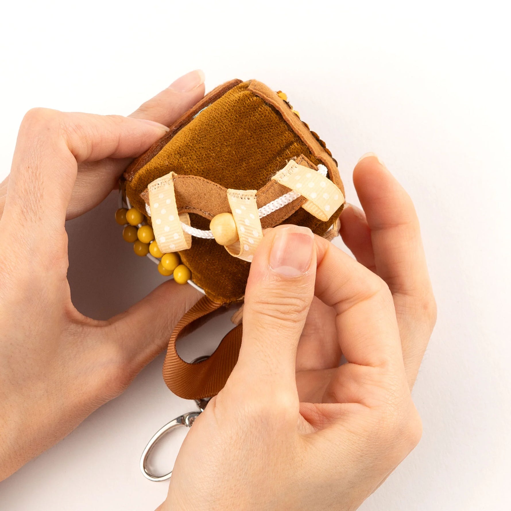 Der Calmi Cube „Yelli" von Jolly Design ist dein perfekter Begleiter für stressfreie Momente. Mit wechselnden Pailletten, magnetischer Schmetterlingsklappe, Perlen-Sanduhr und Fädelspiel bietet er vielfältige sensorische Erfahrungen. Ideal zum Entspannen und Fokussieren – für Schule, Arbeit oder unterwegs. Der handliche Würfel mit Karabiner passt überall hin und hilft, innere Unruhe zu bewältigen.