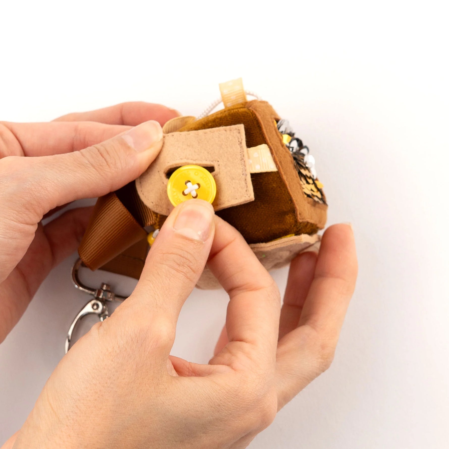 Der Calmi Cube „Yelli" von Jolly Design ist dein perfekter Begleiter für stressfreie Momente. Mit wechselnden Pailletten, magnetischer Schmetterlingsklappe, Perlen-Sanduhr und Fädelspiel bietet er vielfältige sensorische Erfahrungen. Ideal zum Entspannen und Fokussieren – für Schule, Arbeit oder unterwegs. Der handliche Würfel mit Karabiner passt überall hin und hilft, innere Unruhe zu bewältigen.