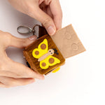 Der Calmi Cube „Yelli" von Jolly Design ist dein perfekter Begleiter für stressfreie Momente. Mit wechselnden Pailletten, magnetischer Schmetterlingsklappe, Perlen-Sanduhr und Fädelspiel bietet er vielfältige sensorische Erfahrungen. Ideal zum Entspannen und Fokussieren – für Schule, Arbeit oder unterwegs. Der handliche Würfel mit Karabiner passt überall hin und hilft, innere Unruhe zu bewältigen.