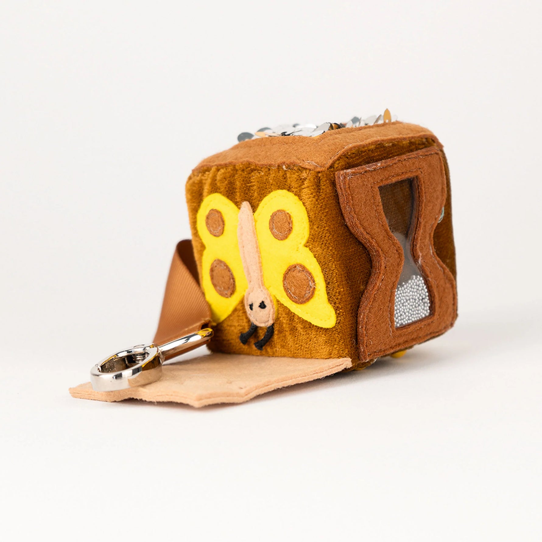 Der Calmi Cube „Yelli" von Jolly Design ist dein perfekter Begleiter für stressfreie Momente. Mit wechselnden Pailletten, magnetischer Schmetterlingsklappe, Perlen-Sanduhr und Fädelspiel bietet er vielfältige sensorische Erfahrungen. Ideal zum Entspannen und Fokussieren – für Schule, Arbeit oder unterwegs. Der handliche Würfel mit Karabiner passt überall hin und hilft, innere Unruhe zu bewältigen.