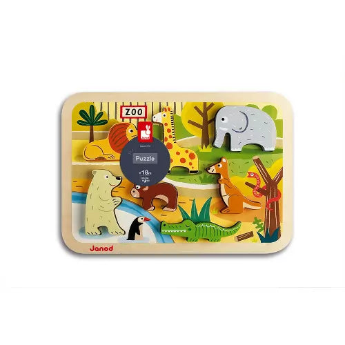 Entdecke den Zoo! Das Kind lernt, die Tiere an die richtige Stelle zu platzieren und kann mit Formen wie mit echten Figuren spielen, da sie aufrecht stehen bleiben können. Auf spielerische Weise entwickelt Ihr Kind so seine Motorik und seine Fantasie. Mit diesem Greif- und Formen-Puzzle mit 7 Teilen von Janod erhält Ihr Kind einen hohen Spielwert. Kinder ab dem Alter von 1,5 Jahren spielen gerne mit den bunten Figuren, welche in die passende Vertiefung in dem Holzpuzzle gesteckt werden wollen. Das hochwerti