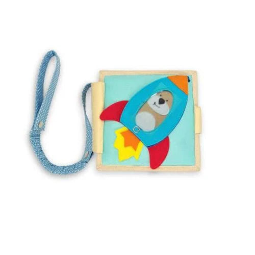 Mit dem Band lassen sich Mini Quiet Books, Travel Buddys und Premium Büchlein einfach und sicher befestigen: am Buggy, am Kinderwagen, am Autositz oder am Bettchen.