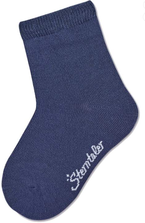 Die unifarbenen Babysocken im 3er-Pack aus atmungsaktiver Viskose (Bambuszellstoff) bieten angenehme Wärme und hohen Tragekomfort. Das weiche Bündchen sitzt sicher ohne Druckstellen, während flache Nähte an Ferse und Zehen Bewegungsfreiheit beim Spielen gewährleisten. Ideal für vielseitige Kombinationen im Kinderkleiderschrank.