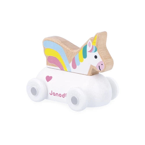 Dieses bunte Einhorn-Holzauto ist ideal für Kinder ab 12 Monaten. Es liegt gut in kleinen Händen und lädt zum Spielen und Fantasieren ein. Perfekt für spannende Abenteuer auf dem Spielteppich Verzaubertes Königreich. Hergestellt aus FSC™-zertifiziertem Holz aus nachhaltiger Forstwirtschaft.