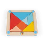 Das ESSENTIEL - TANGRAM-SPIEL fördert spielerisch das Denkvermögen und die Konzentration Ihres Kindes ab 2 Jahren. Mit 7 bunten Holzformen und 25 Vorlagen in zwei Schwierigkeitsgraden können Kinder verschiedene Figuren legen. Die rutschfeste Platte sorgt für sicheren Halt, während das Spiel Farben und Formen spielerisch vermittelt. Ideal, um Geduld und Logik zu trainieren.