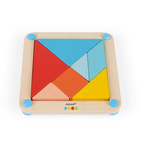 Das ESSENTIEL - TANGRAM-SPIEL fördert spielerisch das Denkvermögen und die Konzentration Ihres Kindes ab 2 Jahren. Mit 7 bunten Holzformen und 25 Vorlagen in zwei Schwierigkeitsgraden können Kinder verschiedene Figuren legen. Die rutschfeste Platte sorgt für sicheren Halt, während das Spiel Farben und Formen spielerisch vermittelt. Ideal, um Geduld und Logik zu trainieren.