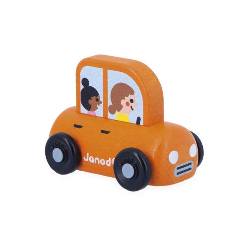 Dieses kleine Holzauto in fröhlichem Orange ist ideal für Kinder ab 12 Monaten. Es liegt gut in der Hand und lädt zum Spielen und Fantasieren ein. Perfekt für Familienausflüge auf dem Spielteppich oder unterwegs. Hergestellt aus FSC™-zertifiziertem Holz aus nachhaltiger Forstwirtschaft. Ein tolles Spielzeug, das Kreativität und Sprachentwicklung fördert.