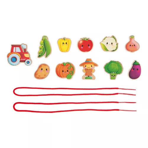 Mit dem Bauernhof-Perlen-Set „Gemüsegarten“ können Kinder ab 2 Jahren spielerisch ihre Feinmotorik trainieren. Das Set enthält 11 Holzteile und 2 Schnüre mit festen Endstücken, die das Auffädeln erleichtern. So ernten Bauer, Traktor und Vogelscheuche das Gemüse und regen die Fantasie beim Spielen an. Hergestellt aus FSC™-zertifiziertem Holz, ist dieses Lernspielzeug ideal für kleine Hände und sorgt für abwechslungsreichen Spielspaß.