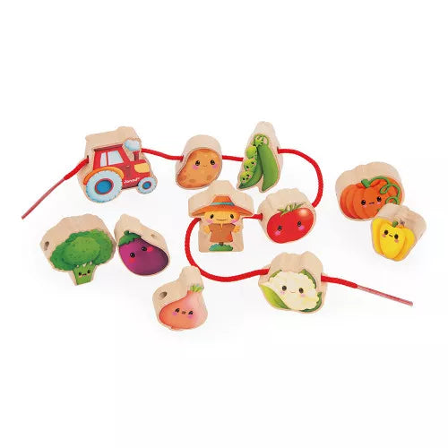 Mit dem Bauernhof-Perlen-Set „Gemüsegarten“ können Kinder ab 2 Jahren spielerisch ihre Feinmotorik trainieren. Das Set enthält 11 Holzteile und 2 Schnüre mit festen Endstücken, die das Auffädeln erleichtern. So ernten Bauer, Traktor und Vogelscheuche das Gemüse und regen die Fantasie beim Spielen an. Hergestellt aus FSC™-zertifiziertem Holz, ist dieses Lernspielzeug ideal für kleine Hände und sorgt für abwechslungsreichen Spielspaß.