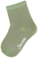 Die unifarbenen Babysocken im 3er-Pack aus atmungsaktiver Viskose (Bambuszellstoff) bieten angenehme Wärme und hohen Tragekomfort. Das weiche Bündchen sitzt sicher ohne Druckstellen, während flache Nähte an Ferse und Zehen Bewegungsfreiheit beim Spielen gewährleisten. Ideal für vielseitige Kombinationen im Kinderkleiderschrank.