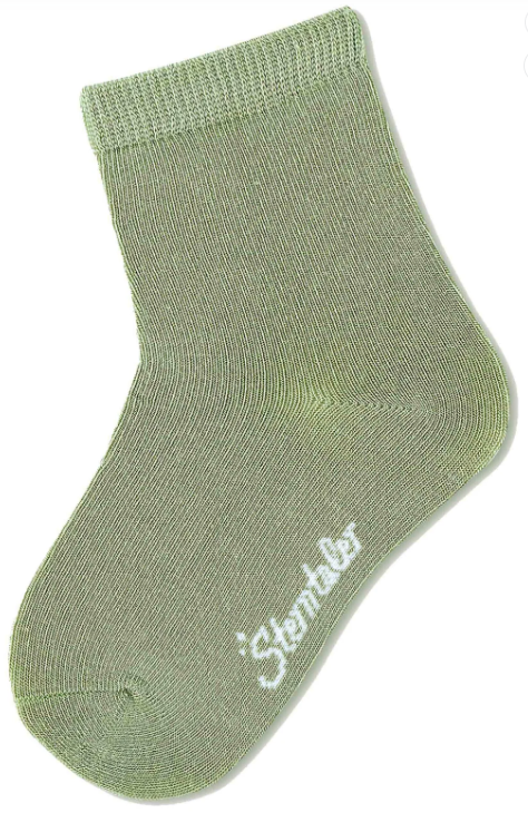 Die unifarbenen Babysocken im 3er-Pack aus atmungsaktiver Viskose (Bambuszellstoff) bieten angenehme Wärme und hohen Tragekomfort. Das weiche Bündchen sitzt sicher ohne Druckstellen, während flache Nähte an Ferse und Zehen Bewegungsfreiheit beim Spielen gewährleisten. Ideal für vielseitige Kombinationen im Kinderkleiderschrank.