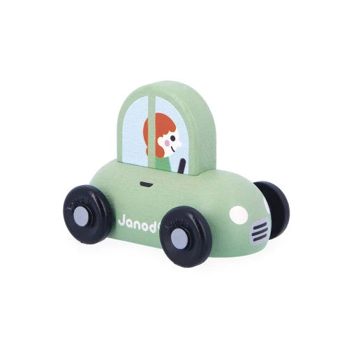 Dieses grüne Holzauto ist ideal für Kinder ab 12 Monaten. Es liegt gut in kleinen Händen und lädt zum Spielen und Fantasieren ein. Perfekt für unsere Cross Roads Spielteppiche, fördert es Kreativität und Abenteuerlust. Hergestellt aus FSC™-zertifiziertem Holz aus nachhaltiger Forstwirtschaft.
