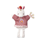 Begleiten Sie Ihr Kind mit der weichen Lena Handpuppe ins Traumland. Diese kuschelige Einhorn-Puppe aus recyceltem Polyester regt die Fantasie an, vertreibt Albträume und fördert spielerisch die motorischen Fähigkeiten. Mit ihrem bunten Horn und der farbenfrohen Mähne wird Lena schnell zum Lieblingsbegleiter – ideal zum Erzählen von Geschichten und gemeinsamen Spielen. Waschbar bei 30 °C und perfekt für Kinder ab Geburt.