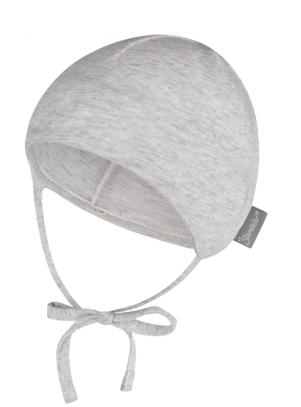 Diese Beanie aus zertifiziertem Bio-Melangejersey schützt zuverlässig vor Wind. Mit weichen Ohrenklappen und Bindebändern bietet sie Komfort und sicheren Halt. Ideal für die Übergangszeit.