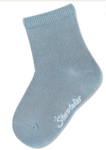 Die unifarbenen Babysocken im 3er-Pack aus atmungsaktiver Viskose (Bambuszellstoff) bieten angenehme Wärme und hohen Tragekomfort. Das weiche Bündchen sitzt sicher ohne Druckstellen, während flache Nähte an Ferse und Zehen Bewegungsfreiheit beim Spielen gewährleisten. Ideal für vielseitige Kombinationen im Kinderkleiderschrank.