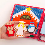 Das Mini Quiet Book Christmas von Jolly Designs begleitet Kinder ab 18 Monaten durch die Weihnachtszeit. Mit sechs interaktiven Seiten trainieren sie Feinmotorik und Kreativität – vom Schmücken des Tannenbaums bis zum Zählen der Adventskerzen. Aus OEKO-TEX® zertifizierten Materialien gefertigt, ist es sicher, robust und ideal für kleine Hände.
