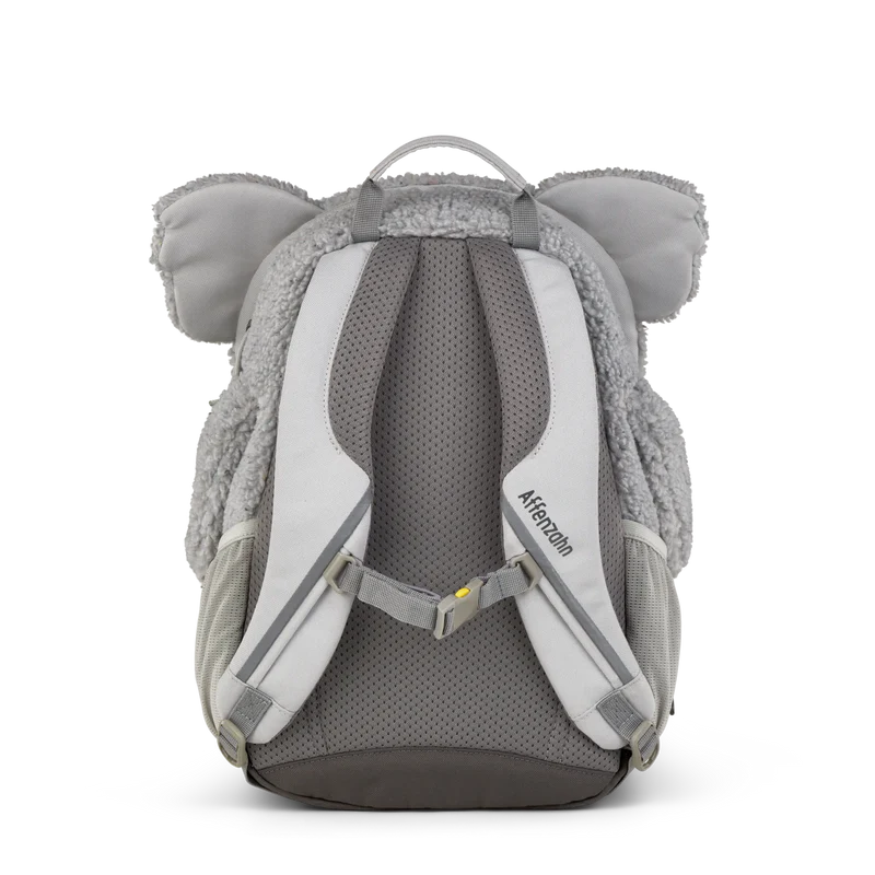 Der kuschelige Koala-Rucksack aus der Großer Freund Kollektion von Affenzahn ist der perfekte Begleiter für kleine Abenteurer. Mit seinem niedlichen Design und der hochwertigen Verarbeitung bietet er ausreichend Platz für Spielzeug, Snacks und kleine Schätze. Die ergonomischen Träger sorgen für angenehmen Tragekomfort, während die robusten Materialien Langlebigkeit garantieren. Ideal für Kindergarten, Ausflüge oder Reisen – ein treuer Freund für jedes Kind.