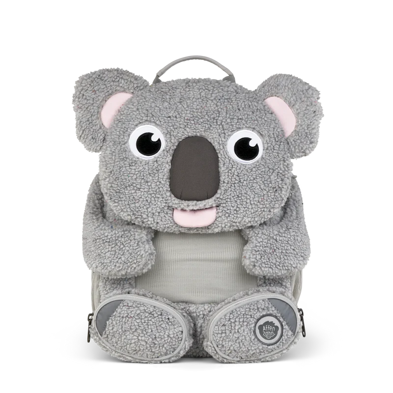 Der kuschelige Koala-Rucksack aus der Großer Freund Kollektion von Affenzahn ist der perfekte Begleiter für kleine Abenteurer. Mit seinem niedlichen Design und der hochwertigen Verarbeitung bietet er ausreichend Platz für Spielzeug, Snacks und kleine Schätze. Die ergonomischen Träger sorgen für angenehmen Tragekomfort, während die robusten Materialien Langlebigkeit garantieren. Ideal für Kindergarten, Ausflüge oder Reisen – ein treuer Freund für jedes Kind.