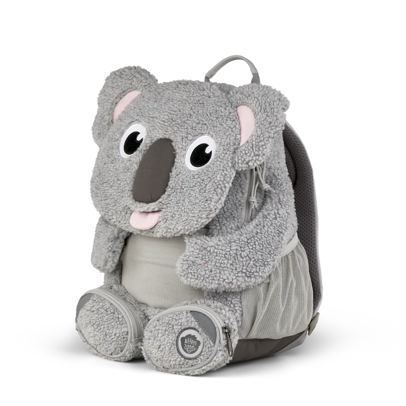 Der kuschelige Koala-Rucksack aus der Großer Freund Kollektion von Affenzahn ist der perfekte Begleiter für kleine Abenteurer. Mit seinem niedlichen Design und der hochwertigen Verarbeitung bietet er ausreichend Platz für Spielzeug, Snacks und kleine Schätze. Die ergonomischen Träger sorgen für angenehmen Tragekomfort, während die robusten Materialien Langlebigkeit garantieren. Ideal für Kindergarten, Ausflüge oder Reisen – ein treuer Freund für jedes Kind.