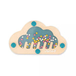 Eine Spielbox eigens für Babys ab 12 Monaten: Das ist die Janod Box! Speziell zur Stimulation der Sinne entwickelt, enthält unser Spielset 4 lustige Lernspielzeuge. Ein Formensortierer aus Holz, 3 Stoffstücke mit unterschiedlichen Strukturen, eine dreiteilige runde Pyramide und ebenfalls in dieser Babybox enthalten ist ein hölzerner Regenmacher in Form einer Wolke. Zu guter Letzt gibt es noch ein schönes Holzpuzzle.