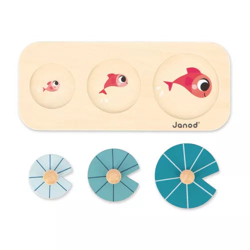 Eine Spielbox eigens für Babys ab 12 Monaten: Das ist die Janod Box! Speziell zur Stimulation der Sinne entwickelt, enthält unser Spielset 4 lustige Lernspielzeuge. Ein Formensortierer aus Holz, 3 Stoffstücke mit unterschiedlichen Strukturen, eine dreiteilige runde Pyramide und ebenfalls in dieser Babybox enthalten ist ein hölzerner Regenmacher in Form einer Wolke. Zu guter Letzt gibt es noch ein schönes Holzpuzzle.