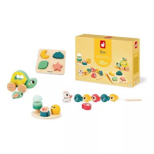 Beschreibung

Eine Spielbox eigens für Babys ab 18 Monaten: Das ist die Janod Box! Diese Babybox wurde speziell zur Verbesserung der Feinmotorik entwickelt und enthält 4 lustige Lernspielzeuge.

Da ist zunächst eine Holzschildkröte, die von ihrem Baby begleitet wird: Die Figur des kleinen Schildkrötenbabys ist abnehmbar, sodass Mama Schildkröte auf zwei verschiedene Arten spazieren gehen kann (an der Schnur ziehen oder am Panzer halten). Das ideale Nachzieh-Spielzeug, um Ihr Kleinkind zum Bewegen zu animier