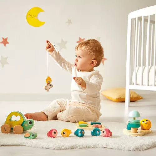 Beschreibung

Eine Spielbox eigens für Babys ab 18 Monaten: Das ist die Janod Box! Diese Babybox wurde speziell zur Verbesserung der Feinmotorik entwickelt und enthält 4 lustige Lernspielzeuge.

Da ist zunächst eine Holzschildkröte, die von ihrem Baby begleitet wird: Die Figur des kleinen Schildkrötenbabys ist abnehmbar, sodass Mama Schildkröte auf zwei verschiedene Arten spazieren gehen kann (an der Schnur ziehen oder am Panzer halten). Das ideale Nachzieh-Spielzeug, um Ihr Kleinkind zum Bewegen zu animier