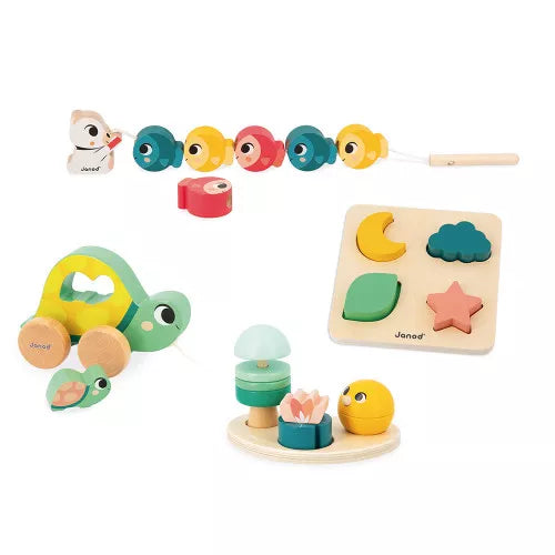 Beschreibung

Eine Spielbox eigens für Babys ab 18 Monaten: Das ist die Janod Box! Diese Babybox wurde speziell zur Verbesserung der Feinmotorik entwickelt und enthält 4 lustige Lernspielzeuge.

Da ist zunächst eine Holzschildkröte, die von ihrem Baby begleitet wird: Die Figur des kleinen Schildkrötenbabys ist abnehmbar, sodass Mama Schildkröte auf zwei verschiedene Arten spazieren gehen kann (an der Schnur ziehen oder am Panzer halten). Das ideale Nachzieh-Spielzeug, um Ihr Kleinkind zum Bewegen zu animier