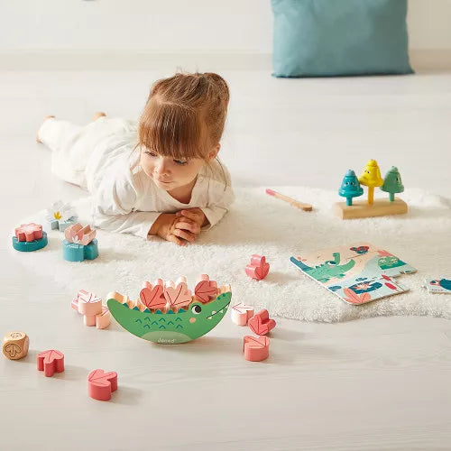 Beschreibung

Eine Spielbox eigens für Babys ab 24 Monaten: Hier ist die Janod Box! Diese Babybox wurde speziell zur Förderung von Konzentration und Genauigkeit entwickelt und enthält 4 schöne Spielzeuge.

Da ist zunächst ein Balancierspiel aus Holz in Form eines Krokodils: Ziel ist es, möglichst viele der 12 mitgelieferten Holzblätter auf seinem Rücken zu stapeln. Es stehen zwei verschiedene Größen zur Verfügung - für eine größere Herausforderung!
Es gibt zwei Spielmöglichkeiten: allein oder zu mehreren od