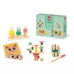 Beschreibung

Eine Spielbox eigens für Babys ab 36 Monaten: Hier ist die Janod Box! Diese Box für Kinder wurde speziell zur Förderung des Denkvermögens konzipiert und enthält 4 Lernspiele aus Holz.

Da ist zunächst ein Bauspiel mit 6 doppelseitigen Vorlagenkarten, die Ihrem Kind helfen zu lernen, wie man Konstruktionen nachbaut, und den Begriff der Größe zu verstehen. In Form von drei Bäumen, die jeweils aus vier Teilen bestehen, erfordert dieses Lernspiel Beobachtungsgabe und logisches Denken.
