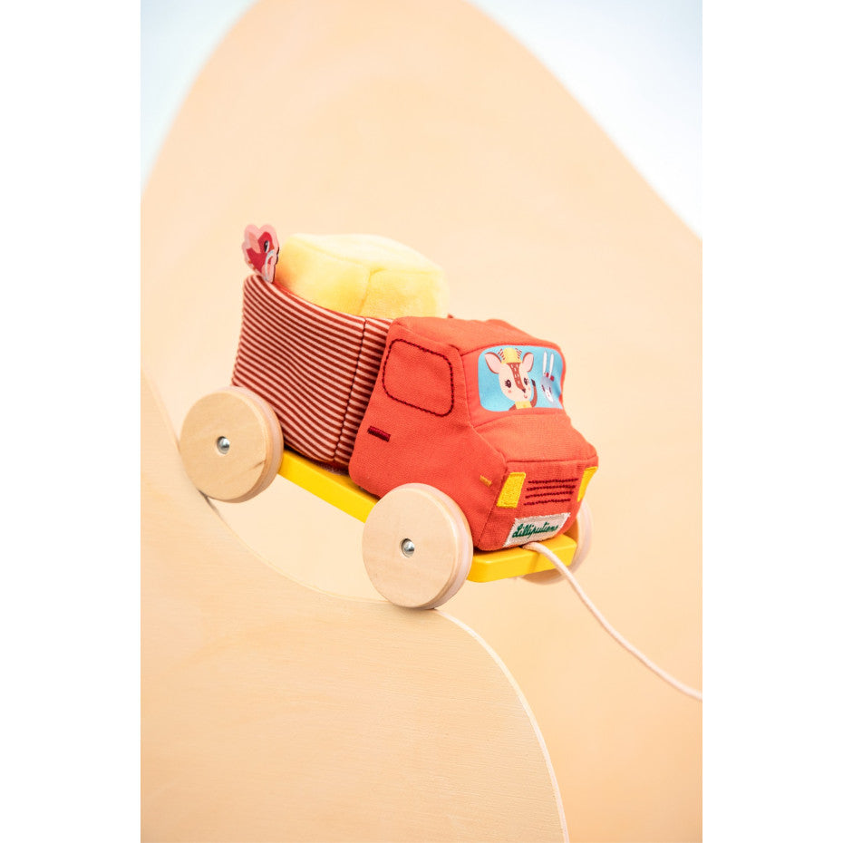 Joe, Stella und Kaninchen brauchen Hilfe, um die Bauarbeiten erfolgreich abzuschließen.Geräusche und Aktionen sind angesagt: die Blöcke vom Sockel nehmen, um verschiedene Geräusche zu hören, am Seil ziehen, um den LKW zu neuen Baustellen rollen zu lassen, am Sandblock ziehen, um zu sehen, wie er sich bewegt, ...