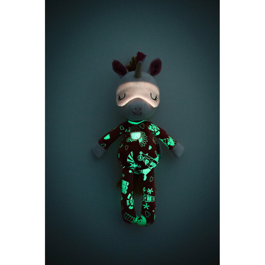 Lena, das Einhorn, sorgt für ruhige Nächte voller Entspannung. Schlafanzüge mit leuchtenden Illustrationen verbinden zauberhafte Optik mit angenehmem Tragekomfort und schaffen so eine beruhigende Atmosphäre zum Einschlafen.