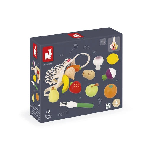 Dieses liebevoll gestaltete Set aus 12 Holz-Obst- und Gemüsestücken lädt Kinder ab 3 Jahren zum spielerischen Nachahmen ein. Es fördert das Lernen von Obst- und Gemüsenamen und unterstützt kreatives Rollenspiel in der Kinderküche oder im Kaufmannsladen. Nachhaltig gefertigt aus FSC™-zertifiziertem Holz, bietet das Set eine sichere und umweltfreundliche Spielmöglichkeit. Ideal, um gemeinsam mit Oma leckere Gerichte zu „kochen“ und dabei spielerisch die Jahreszeiten zu entdecken. Alle Teile sind praktisch in 