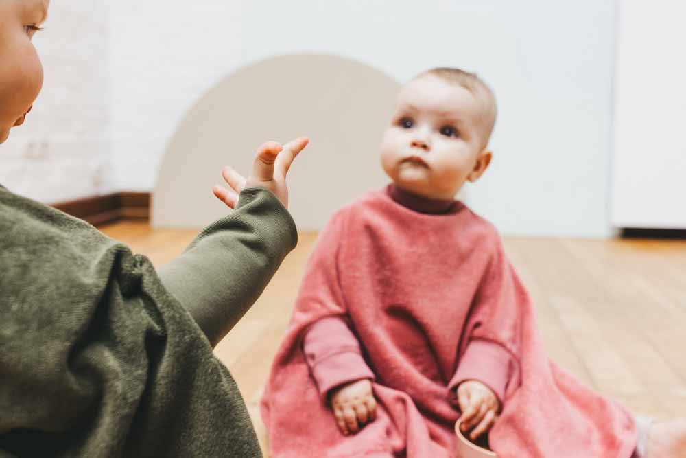 Willkommen in der Welt der Klecker-Abenteuer! Das Lätzchen "Boo" ist jetzt noch besser ausgestattet, um die kleinen Entdecker trocken und glücklich zu halten.
Mit einer wasserfesten Beschichtung im Brustbereich bleibt alles trocken, ohne Mehrarbeit für die Eltern. Der innovative Schnitt sorgt weiterhin für Komfort und Bewegungsfreiheit.