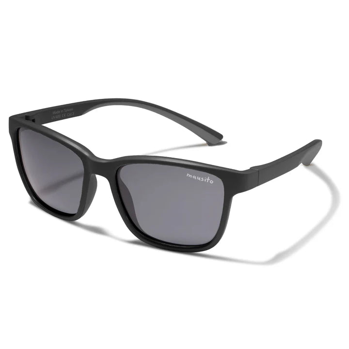 Die „The Boho L“ Kindersonnenbrille bietet 100% UV400-Schutz und ist speziell für aktive Kinder entwickelt. Sie ist leicht, bruchsicher, wasserfest und aus schadstofffreiem Material gefertigt – ideal für Sonne und Spielplatz. Nachhaltige Verpackung inklusive.