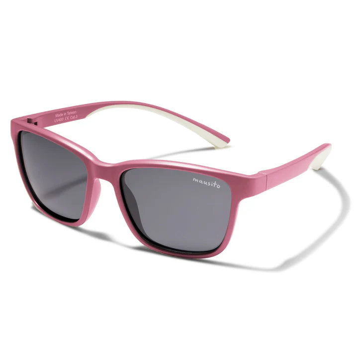 Die „The Boho L“ Kindersonnenbrille bietet 100% UV400-Schutz und ist speziell für aktive Kinder entwickelt. Sie ist leicht, bruchsicher, wasserfest und aus schadstofffreiem Material gefertigt – ideal für Sonne und Spielplatz. Nachhaltige Verpackung inklusive.